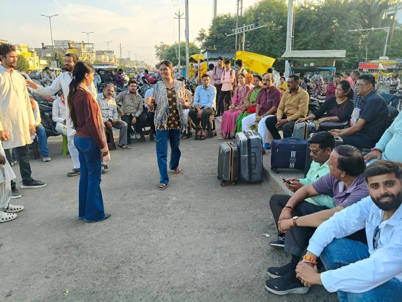 शहर में गूंजी सेवा की अनकही गाथा *नुक्कड़ नाटकों से जन-जन तक पहुंचा समर्पण और जनकल्याण का संदेश*